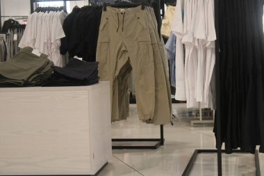 Roma İtalya 'da bir elbise mağazasının vitrininde asılı duran gömlekler.