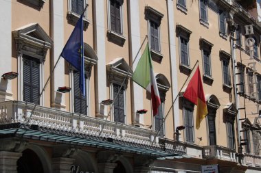 İtalya bayrağı ve Avrupa bayrağı Roma 'da bir binanın önünde.