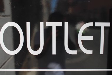 outlet reklam panosu kelimesi oyulmuştur