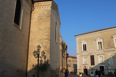 Vasto Abruzzo bölgesinde güzel bir İtalyan şehridir.
