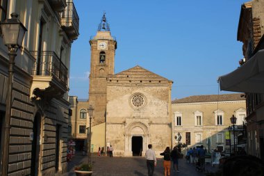 Vasto Abruzzo bölgesinde güzel bir İtalyan şehridir.