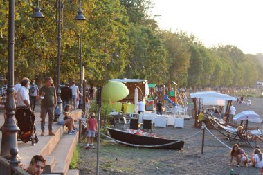 İtalya 'nın Bracciano Gölü yakınlarındaki tarihi Anguillara Sabazia kentinin merkezi.