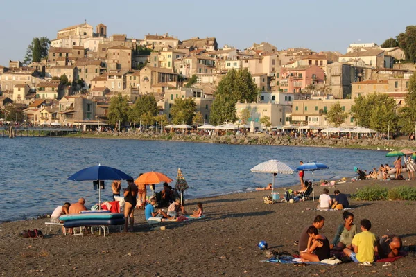 İtalya yakınlarındaki Bracciano gölünde eğlenen aileler.