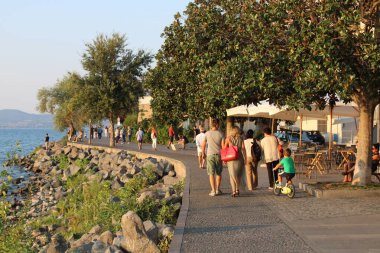 İtalya 'nın Bracciano Gölü yakınlarındaki tarihi Anguillara Sabazia kentinin merkezi.