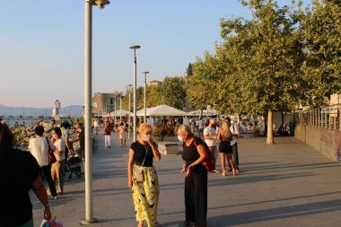İtalya 'nın Bracciano Gölü yakınlarındaki tarihi Anguillara Sabazia kentinin merkezi.