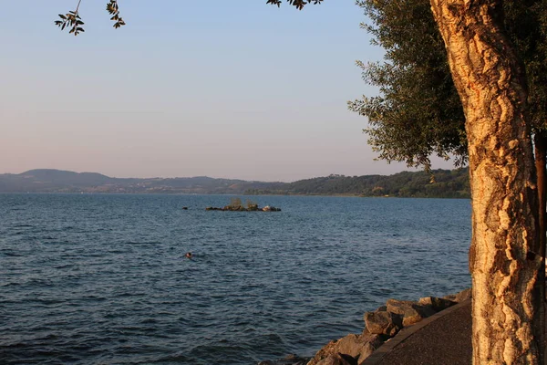 İtalya yakınlarındaki Bracciano Gölü.