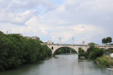 Roma 'nın ünlü nehri Tiber Nehri İtalya' nın seçici odak noktası