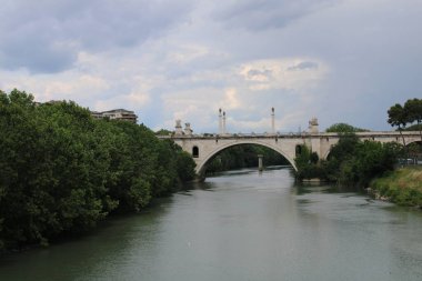 Roma 'nın ünlü nehri Tiber Nehri İtalya' nın seçici odak noktası