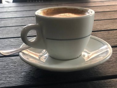 Kahve barındaki masada kapuçino, İtalyan kahvesi.