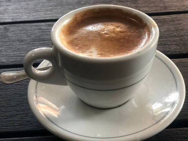 Kahve barındaki masada kapuçino, İtalyan kahvesi.