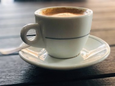 Kahve barındaki masada kapuçino, İtalyan kahvesi.