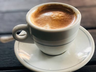 Kahve barındaki masada kapuçino, İtalyan kahvesi.