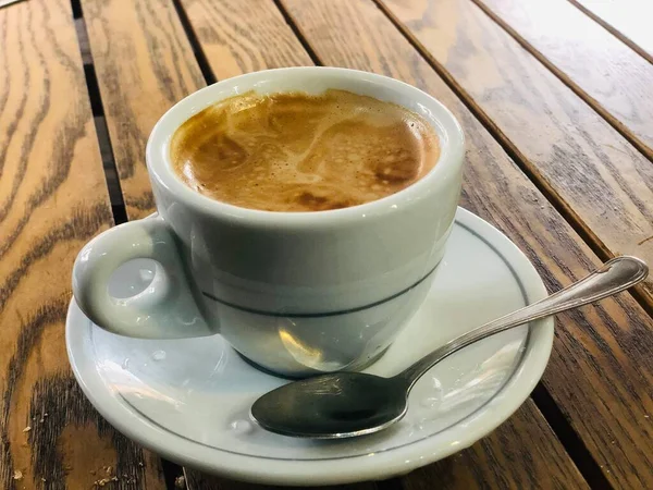 Kahve barındaki masada kapuçino, İtalyan kahvesi.