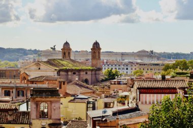 Roma şehrinin ünlü simgelerinden Roma şehri manzarası