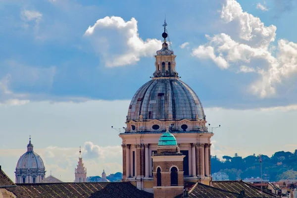 ローマ市内の有名な観光名所からの眺め — ストック写真