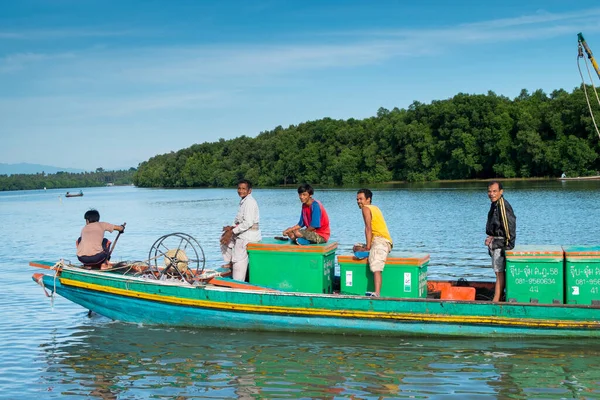 Nakornsrithammarat Thailand Říjen 2017 Thajští Rybáři Vyrazili Rybářský Člun Ráno — Stock fotografie