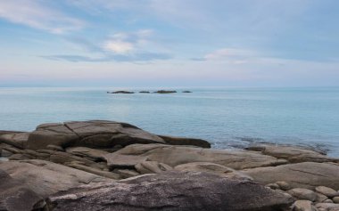 Mavi-mor denizin atmosferi yumuşak, güzel, huzurlu, rahatlatıcı.