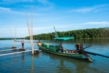 NAKORNSRITHAMMARAT / THAILAND-ECTOBER 4, 2017: Taylandlı balıkçılar güzel bir günde Tayland 'da balık avlıyorlar.