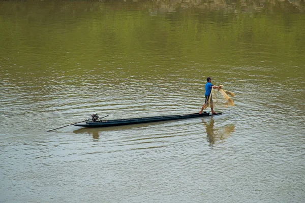 船上的村民们把在水里钓鱼当作一种职业 并把它当作食物 — 图库照片