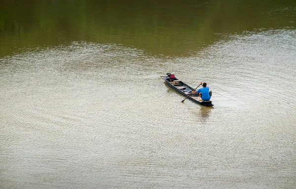 舟の中の村人たちは水の中の魚を職業として見つけ それを食料として使う — ストック写真