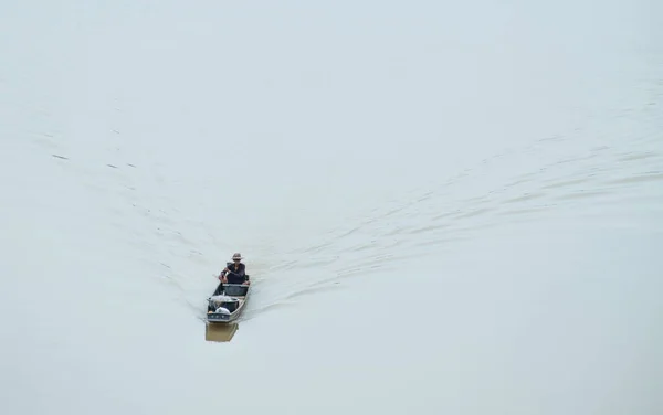 船上的村民们把在水里钓鱼当作一种职业 并把它当作食物 — 图库照片