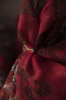 Bardakta eşarp ve yüzük