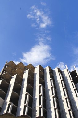 Mavi gökyüzünün arka planında terk edilmiş bir bina