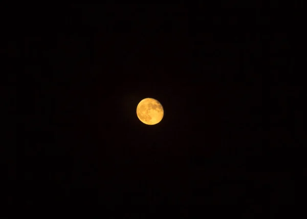 Unoszący Się Księżyc Ciemnym Niebie — Zdjęcie stockowe