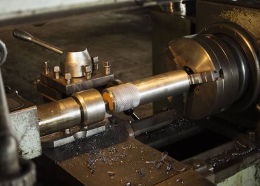 Metal ürünleri fabrikada işlemek için bir makine