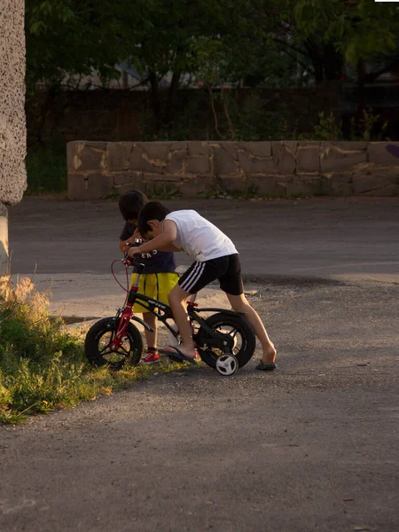 Los Chicos Arreglan Una Bicicleta Montan Calle — Foto de Stock