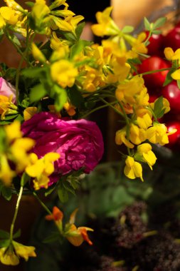 Çiçekler, kirazlar ve kirazların yanı sıra dutlardan oluşan natürmort yaşam bileşimi