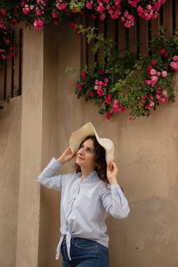 Güller içinde bir kız