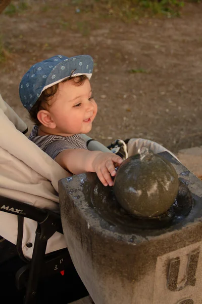 Mano Bambino Che Tocca Acqua — Foto Stock