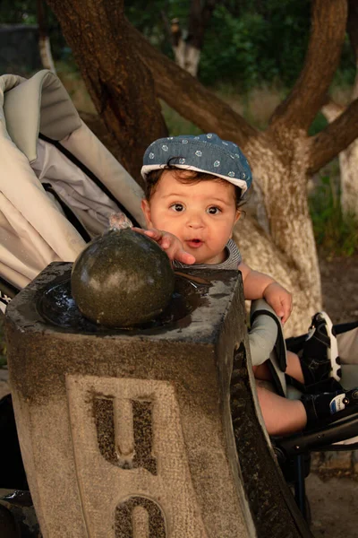 Mano Bambino Che Tocca Acqua — Foto Stock