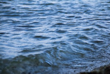 Mavi deniz suyunun arka planı