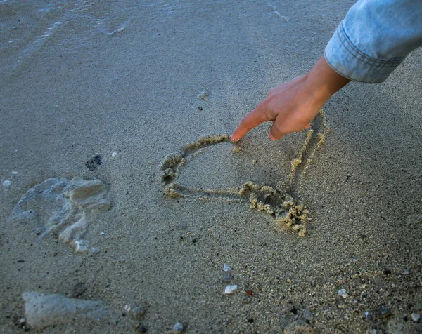 Mão Desenhando Coração Areia — Fotografia de Stock