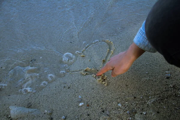 Mão Desenhando Coração Areia — Fotografia de Stock