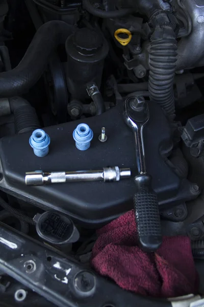 Araba Tamircisi Araba Arızalarını Tamir Eder Filtreyi Değiştirir Bujileri Kontak — Stok fotoğraf