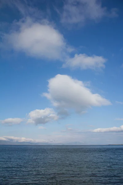 Meereshimmel Und Weiße Wolken — Stockfoto