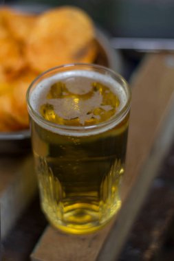 Kötü yemek molası, bira cipsi ve karantina sonrası futbol izlemek.