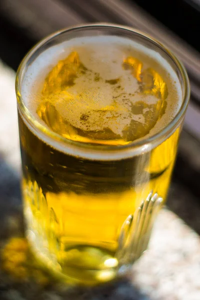 Mala Comida Descanso Con Patatas Fritas Cerveza Viendo Fútbol Después — Foto de Stock