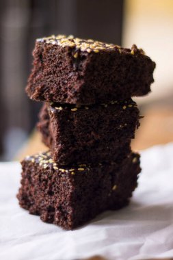 Taze kahve ve sabah kahvaltısı. Tahta tezgahta brovnilerle.