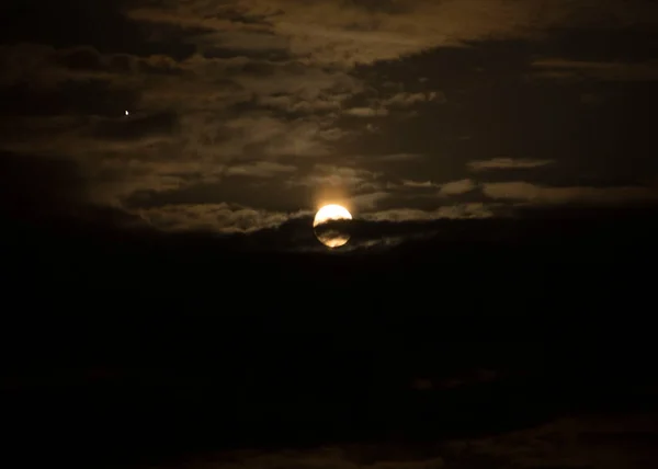 Noc Pełni Księżyca Pięknym Nocnym Niebie Pośród Deszczu Grzmotu — Zdjęcie stockowe