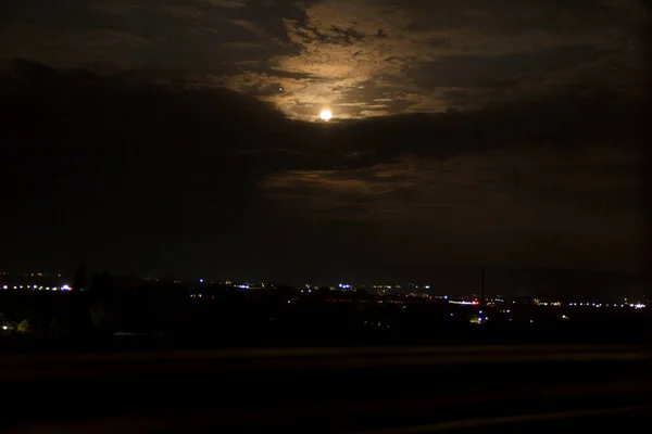 Gece Dolunay Güzel Bir Gece Gökyüzünde Yağmur Gök Gürültüsü Arasında — Stok fotoğraf