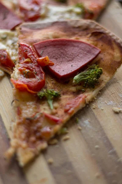 Pizza Šunkovým Rajčatovým Sýrem Brokolicí — Stock fotografie