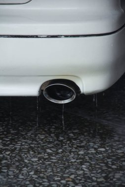 Su bir makinenin bacasından aşağı akıyor.