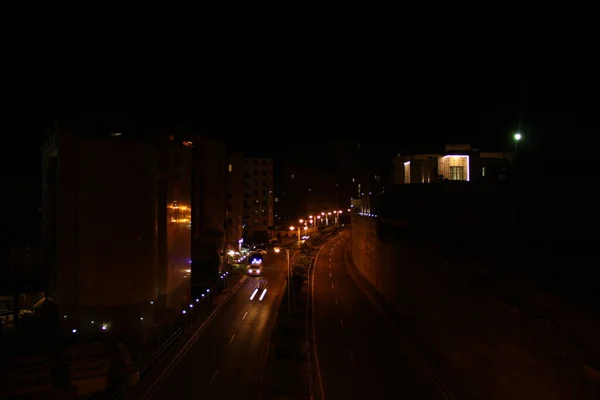 Ciudad Nocturna Luces Pista Con Coches Ambulancia —  Fotos de Stock