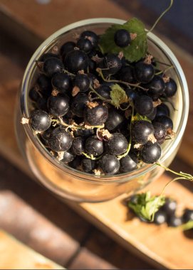 Ahşap bir masada siyah frenk üzümü