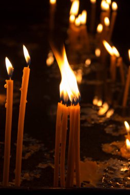 Karanlık bir arkaplanda mum yakmak