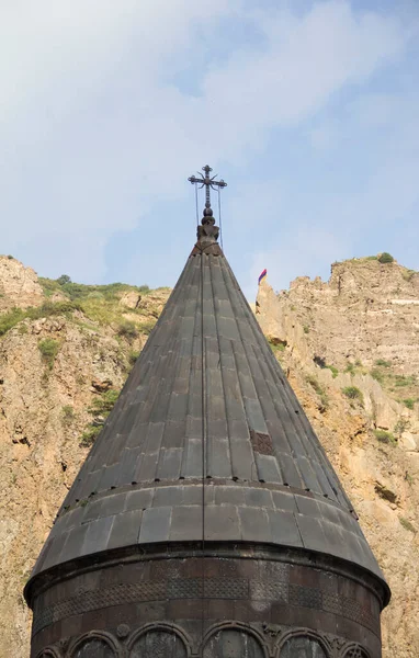 Купол Армянской Церкви Крестом Среди Гор Армянским Флагом Гегарде — стоковое фото